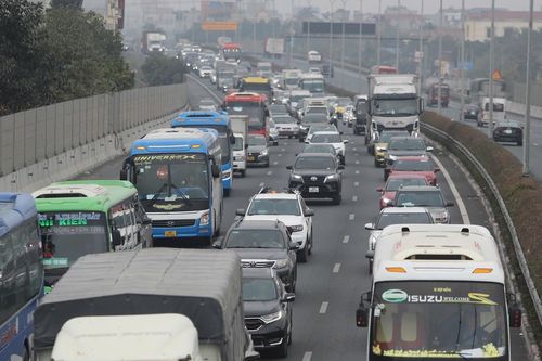 Hà Nội ùn tắc cục bộ ngày đầu nghỉ Tết Nguyên đán Ất Tỵ