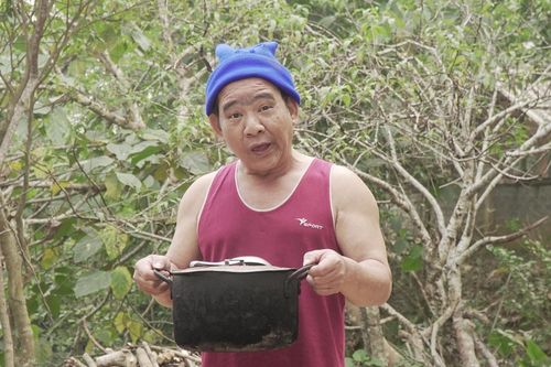 Nghệ sĩ Quang Tèo quá ngố trong hài Tết, leo mái nhà đóng cảnh nguy hiểm
