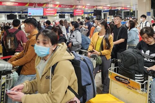 Ngày đầu nghỉ Tết, hàng nghìn người tiếp tục dồn về sân bay Tân Sơn Nhất