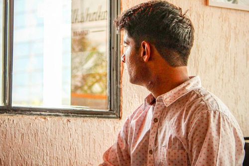 Ngày về ăn Tết vắng bóng mẹ cha, con trai bật khóc nhớ năm tháng cũ