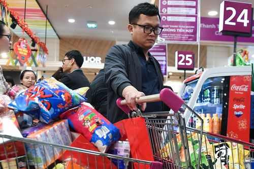 Chen nhau sắm tết tại Hà Nội, vợ chồng tung 'chiến thuật' để mua hàng nhanh