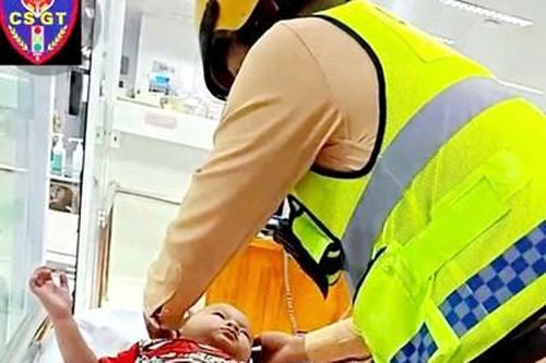 Cảnh sát dùng xe đặc chủng mở đường đưa cháu bé đến bệnh viện cấp cứu kịp thời
