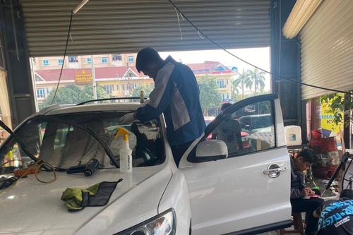 Dịch vụ tân trang ô tô ở Nghệ An 'đắt khách' dịp cận Tết