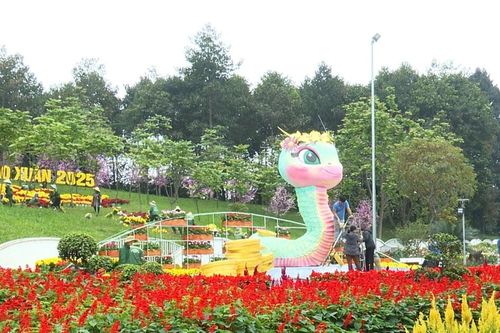 Người dân Thành phố Vinh thích thú với linh vật rắn ngộ nghĩnh, dễ thương