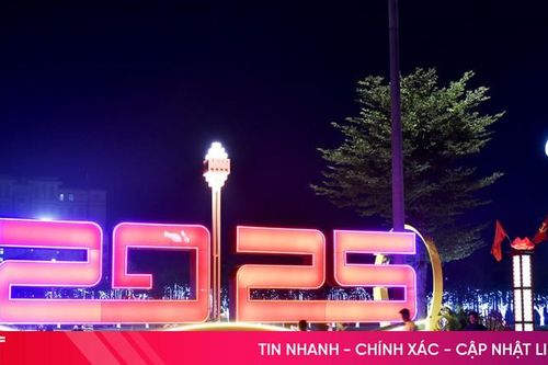 Thành Sen lung linh đón Tết