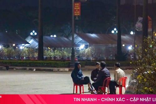 Tiểu thương nóng ruột vì chợ hoa Tết vắng khách, người bán nhiều hơn người mua