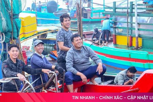 Nhộn nhịp cảng cá lớn nhất Hà Tĩnh những ngày cuối năm