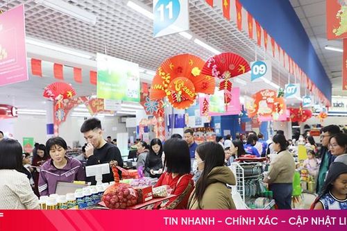 Khách xếp hàng chờ thu ngân tại siêu thị những ngày cận Tết