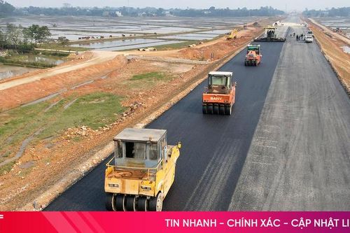 Cao tốc Hà Tĩnh vẫn nhộn nhịp tiếng máy khi Tết dần 'gõ cửa'