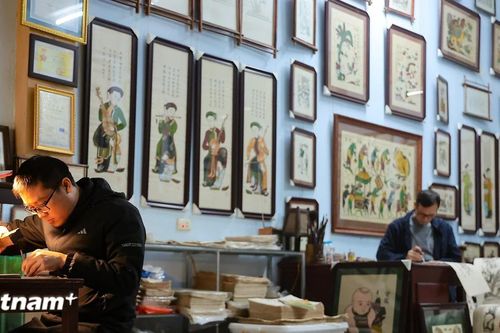 Gia đình hai thế hệ nghệ nhân giữ gìn Tết xưa qua tranh dân gian truyền thống