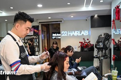Chị em chờ làm đẹp từ sáng tới khuya ngày cận Tết Nguyên đán