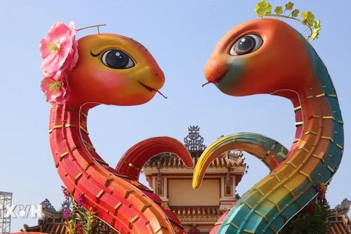 Ngắm cặp đôi linh vật rắn ở thành phố Huế trước thềm Tết Ất Tỵ 2025