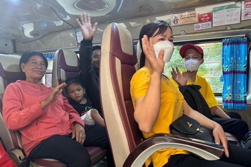 Những 'chuyến xe 0 đồng' đưa bệnh nhi về quê đón Tết