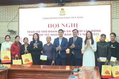 Công đoàn Viên chức Việt Nam tặng quà Tết cho đoàn viên, người lao động huyện Phúc Thọ