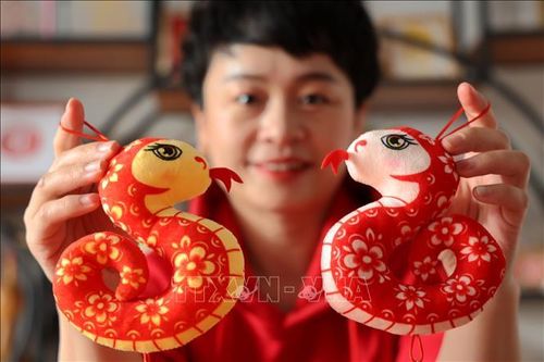 Sản phẩm chủ đề Rắn hút khách tại Trung Quốc dịp cận Tết Nguyên đán