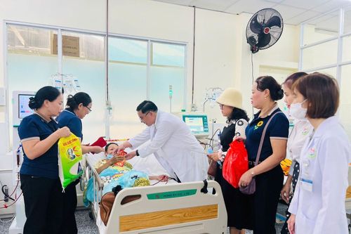 Mang mùa Xuân yêu thương đến với bệnh nhân đón Tết tại bệnh viện