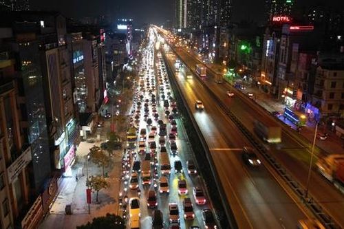 Vành đai 3 trên cao bất ngờ thông thoáng, phía dưới dòng phương tiện ùn tắc về nghỉ tết