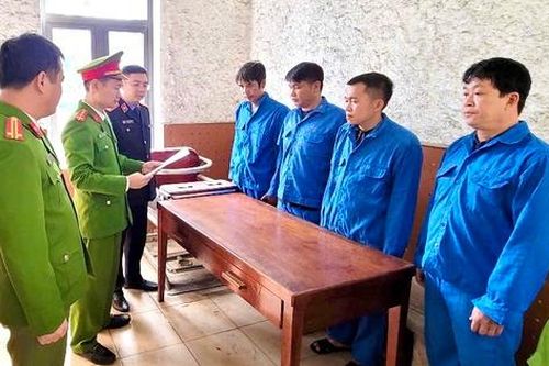 Bắt nhóm đối tượng khai thác đá đen trái phép