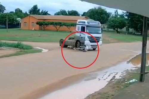 Người đi xe đạp bị xe tải đâm trúng, kéo lê 20 mét trên đường