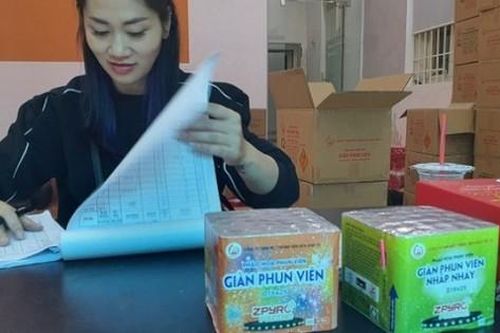 Người dân 'thi nhau' mua pháo hoa Z121 về đốt, điểm bán cháy hàng, chợ mạng loạn giá