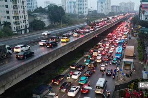 Ngày đầu nghỉ Tết, Hà Nội tắc đường từ sáng sớm, người dân đội mưa rời Thủ đô