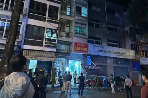 Làm rõ vụ người đàn ông cầm dao xông vào tiệm vàng rồi rơi xuống đất tử vong