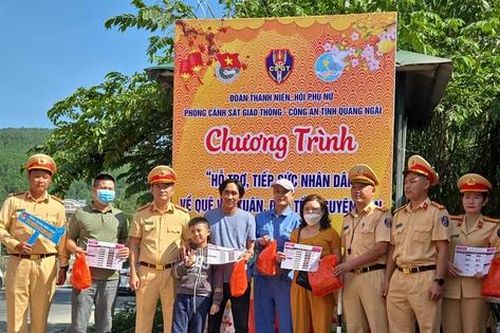Công an Quảng Ngãi 'tiếp sức' người dân về quê đón Tết