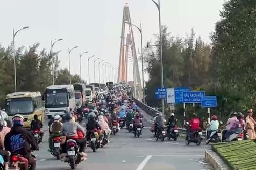 Dòng người ùn ùn đổ về các tỉnh miền Tây đón Tết