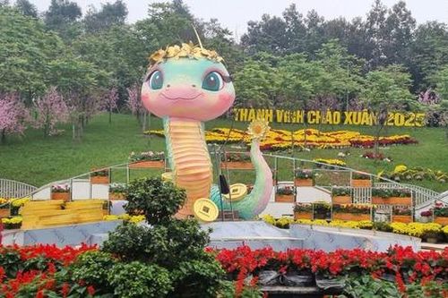 Linh vật rắn cao hơn 4 mét ở Nghệ An chào Tết Ất Tỵ 2025