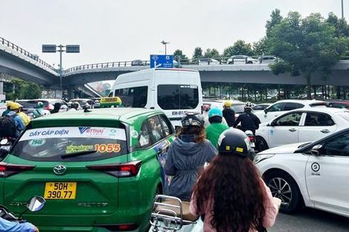 Người dân về quê ăn Tết: Cửa ngõ, đường đổ về sân bay tại TP.HCM kẹt cứng