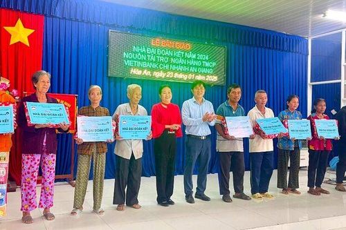 Huyện Chợ Mới bàn giao 10 căn nhà Đại đoàn kết