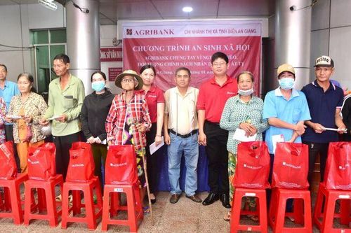 Trao 100 phần quà Tết cho hộ nghèo tại TX. Tịnh Biên