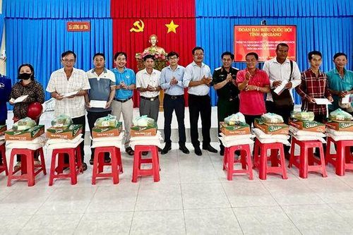 Đoàn đại biểu Quốc hội tỉnh An Giang trao quà Tết cho hộ nghèo tại huyện Tri Tôn
