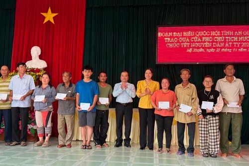 200 phần quà Tết đến với bà con nghèo TP. Long Xuyên