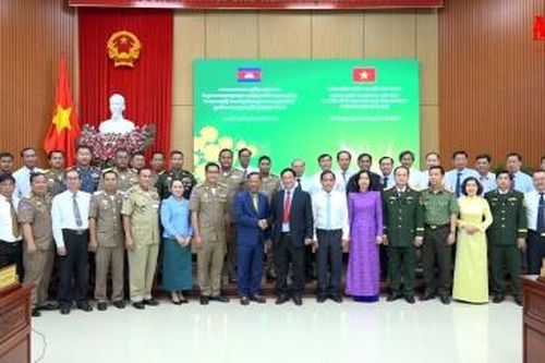 Đoàn đại biểu tỉnh Takeo thăm, chúc Tết tỉnh An Giang