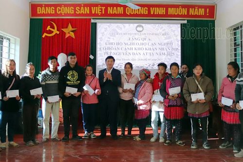Chủ tịch Ủy ban MTTQ Việt Nam tỉnh Mùa A Vảng tặng quà tết hộ nghèo xã Hua Thanh