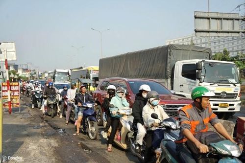 Người và xe bắt đầu đổ dồn ra đường trong ngày đầu nghỉ Tết Nguyên đán