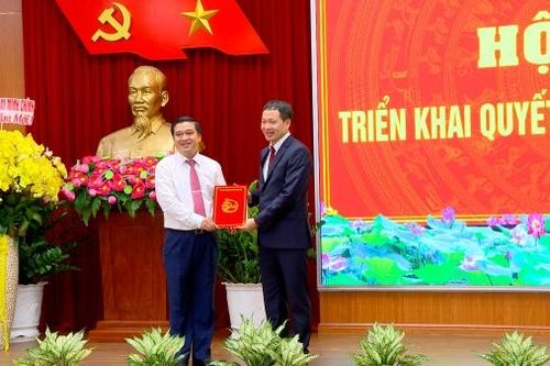 Phê chuẩn chức vụ Phó chủ tịch UBND tỉnh đối với đồng chí Hồ Văn Hà