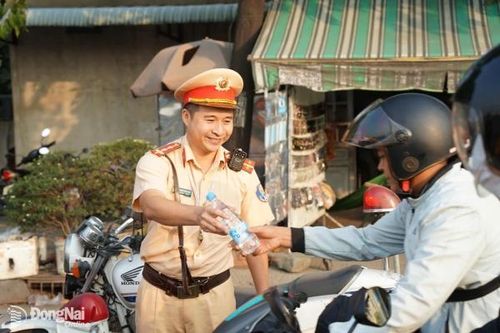 Cảnh sát giao thông Đồng Nai 'tiếp sức' người dân về quê đón Tết