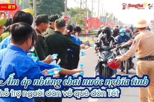 Ấm áp những chai nước nghĩa tình hỗ trợ người dân về quê đón Tết