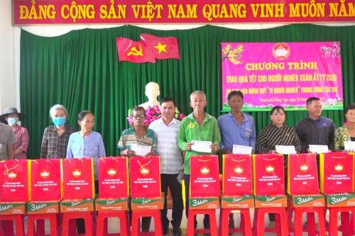 Ủy ban Mặt trận Tổ quốc Việt Nam TP Hồng Ngự trao tặng 100 phần quà Tết cho hộ nghèo, cận nghèo