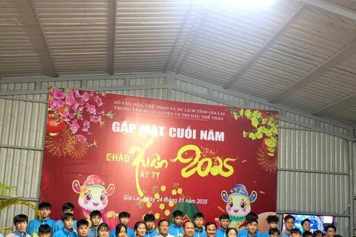 Chủ tịch Ủy ban nhân dân tỉnh Rah Lan Chung thăm, tặng quà vận động viên thể thao thành tích cao