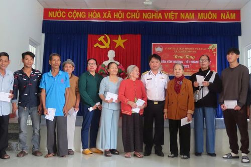 Trung tâm Huấn luyện Vùng 4 Hải quân: Thăm, tặng quà các thương binh, gia đình chính sách có hoàn cảnh khó khăn