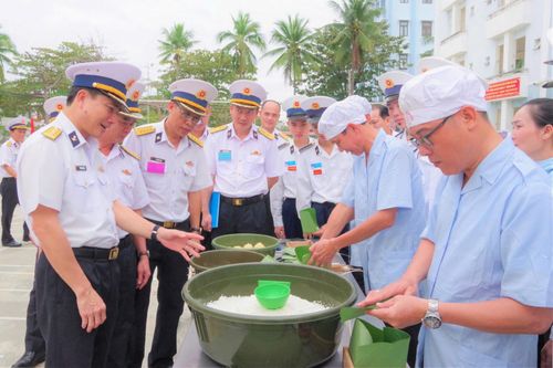 Sôi nổi thi gói bánh chưng xanh tại Học viện Hải quân