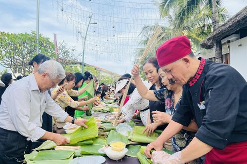 Du khách hào hứng với hoạt động 'Nấu bánh tét - Trở về Tết xưa' tại Champa Island Nha Trang