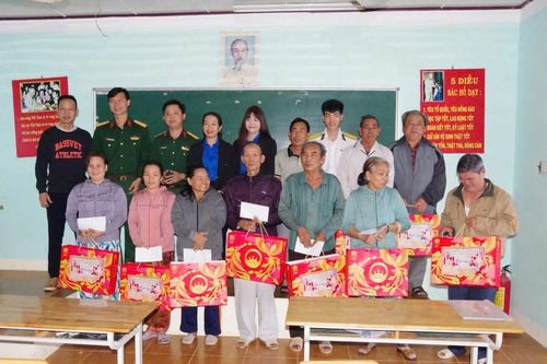Ngày hội 'Xuân khu 5 đoàn kết, Tết thắm tình quân dân' trên đảo Hòn Tre