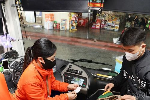 Nhà ga, bến xe nhộn nhịp người dân về quê đón Tết