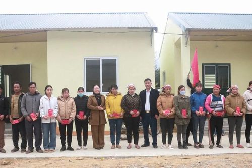 Trao hỗ trợ cho 20 hộ dân khu dân cư tái thiết Bản Lầu