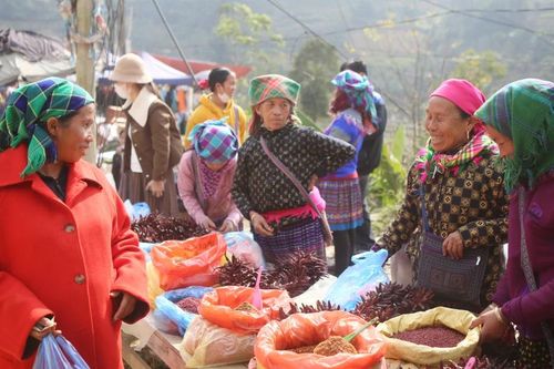 Chợ phiên Cán Cấu ngày cuối năm