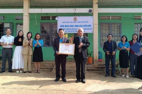 Bàn giao công trình vệ sinh cho khu tập thể giáo viên vùng sâu Lâm Hà